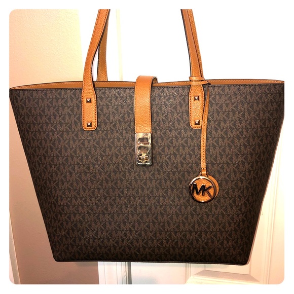 Michael Kors Handbags - Karson Signature Carryall Tote